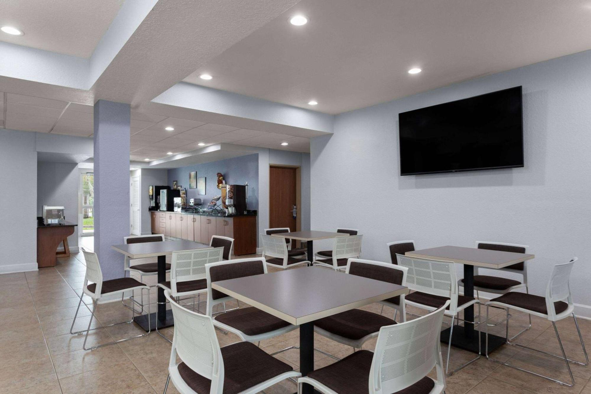 Microtel Inn And Suites - Зефирхиллс Экстерьер фото