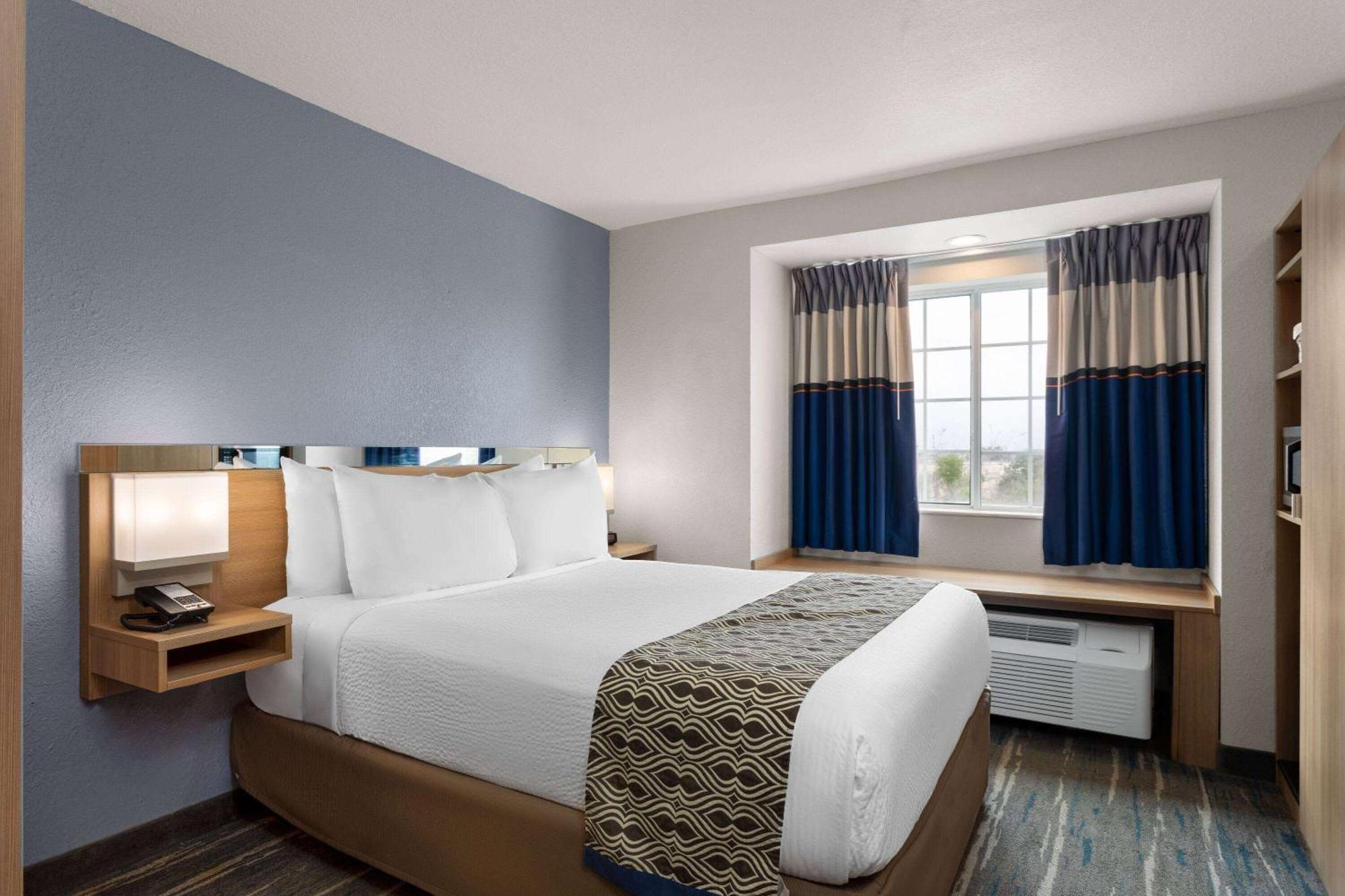Microtel Inn And Suites - Зефирхиллс Экстерьер фото