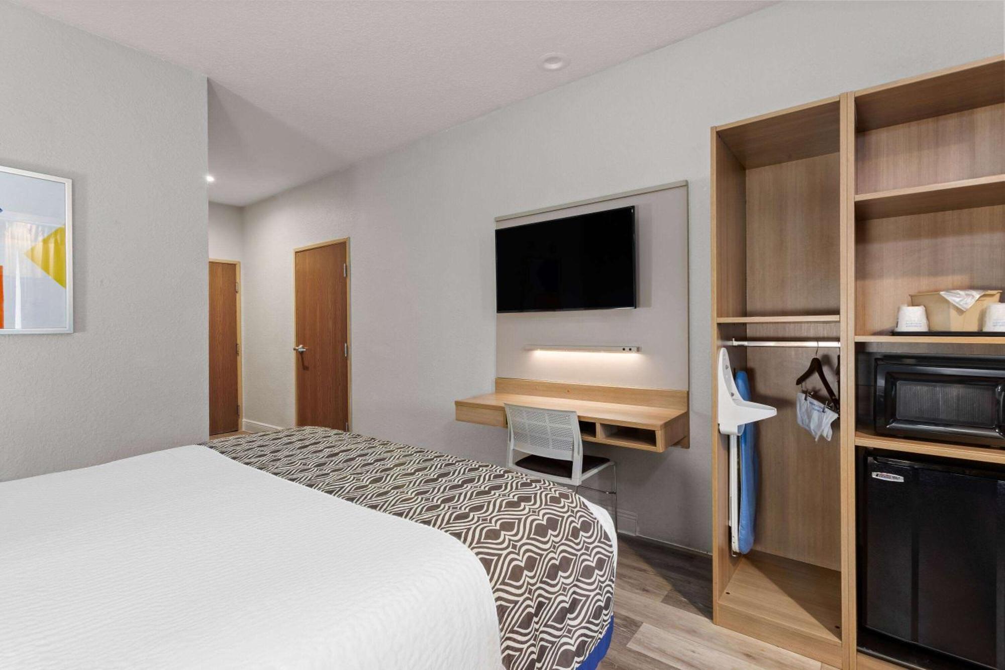 Microtel Inn And Suites - Зефирхиллс Экстерьер фото