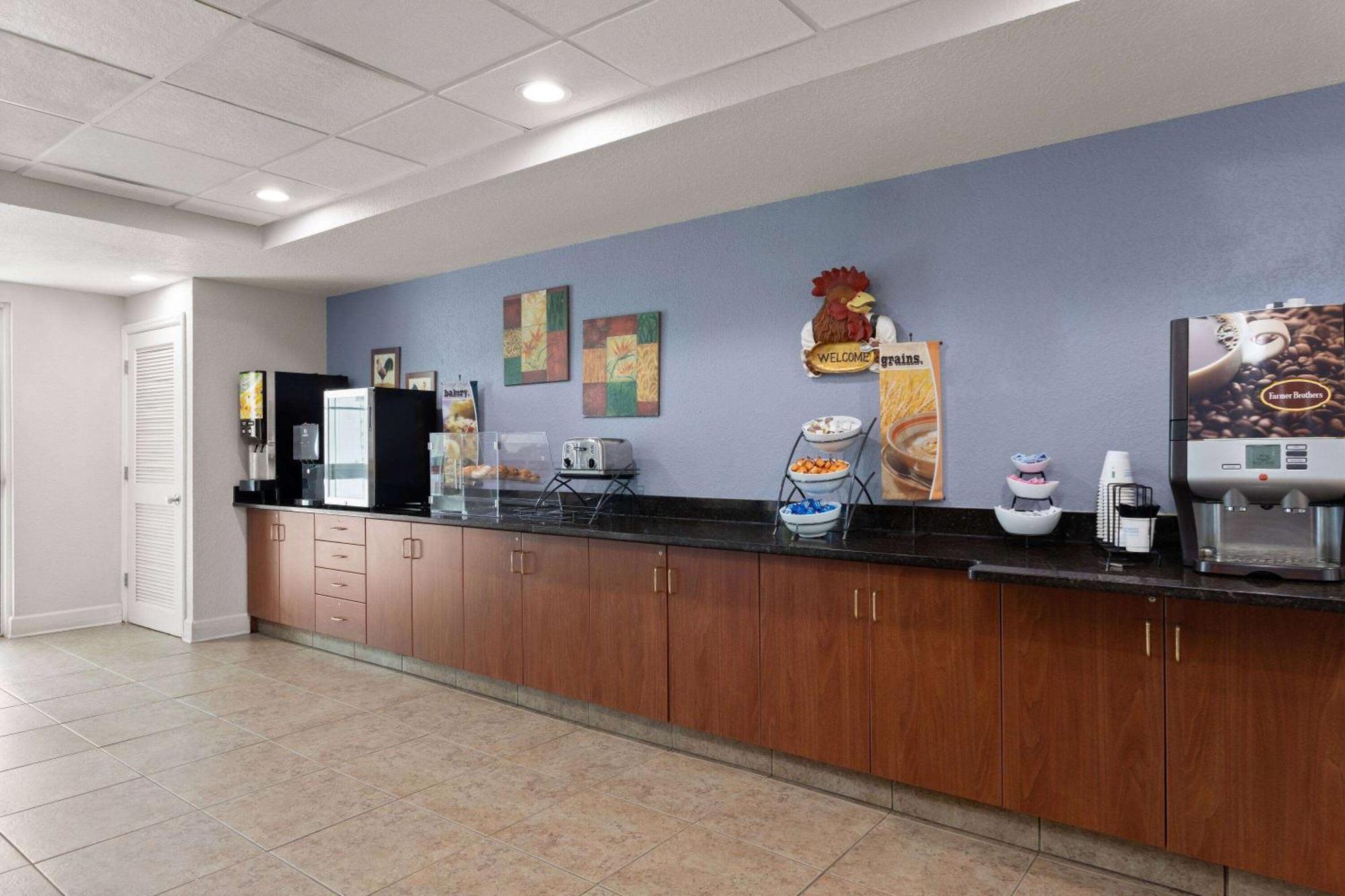 Microtel Inn And Suites - Зефирхиллс Экстерьер фото