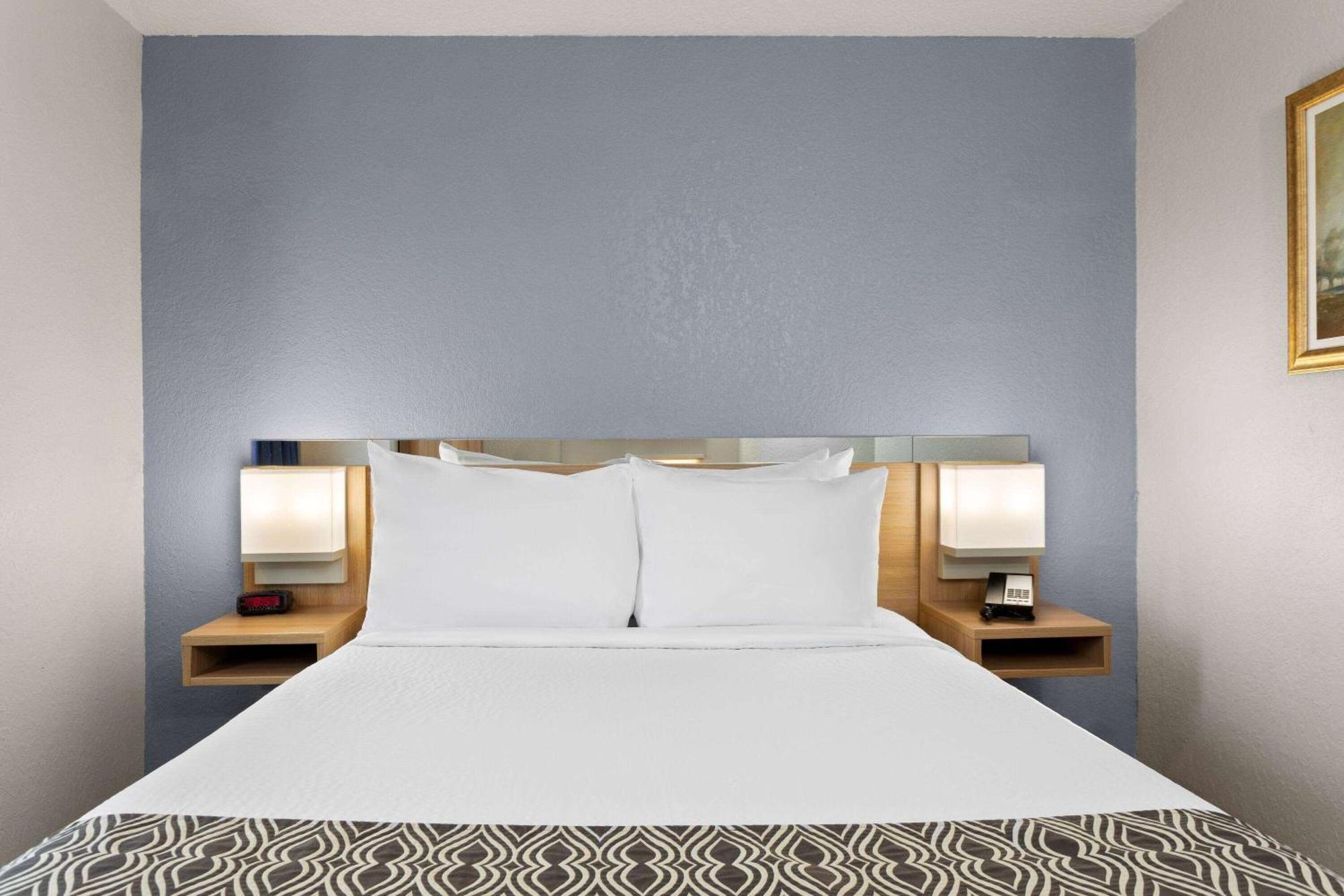 Microtel Inn And Suites - Зефирхиллс Экстерьер фото